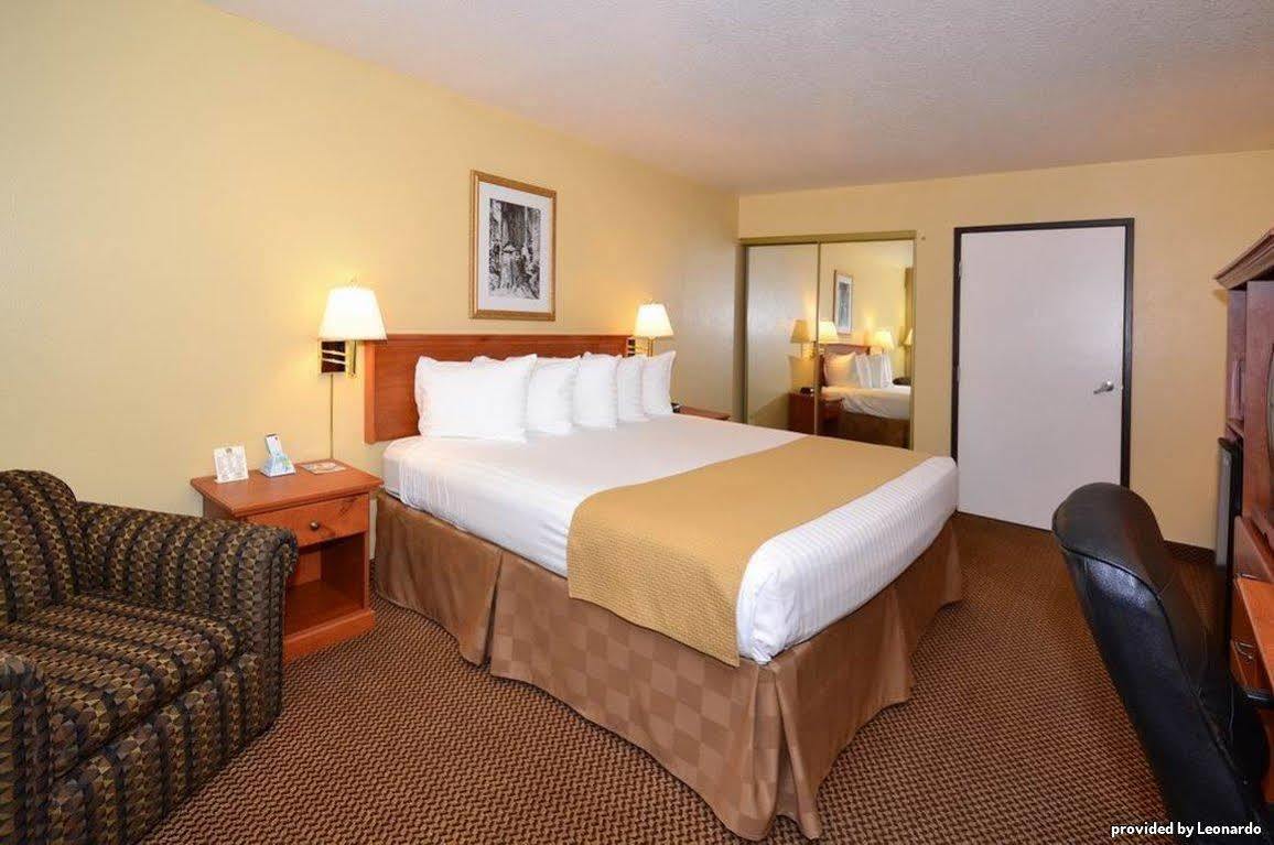 Oakridge Inn & Suites Room photo